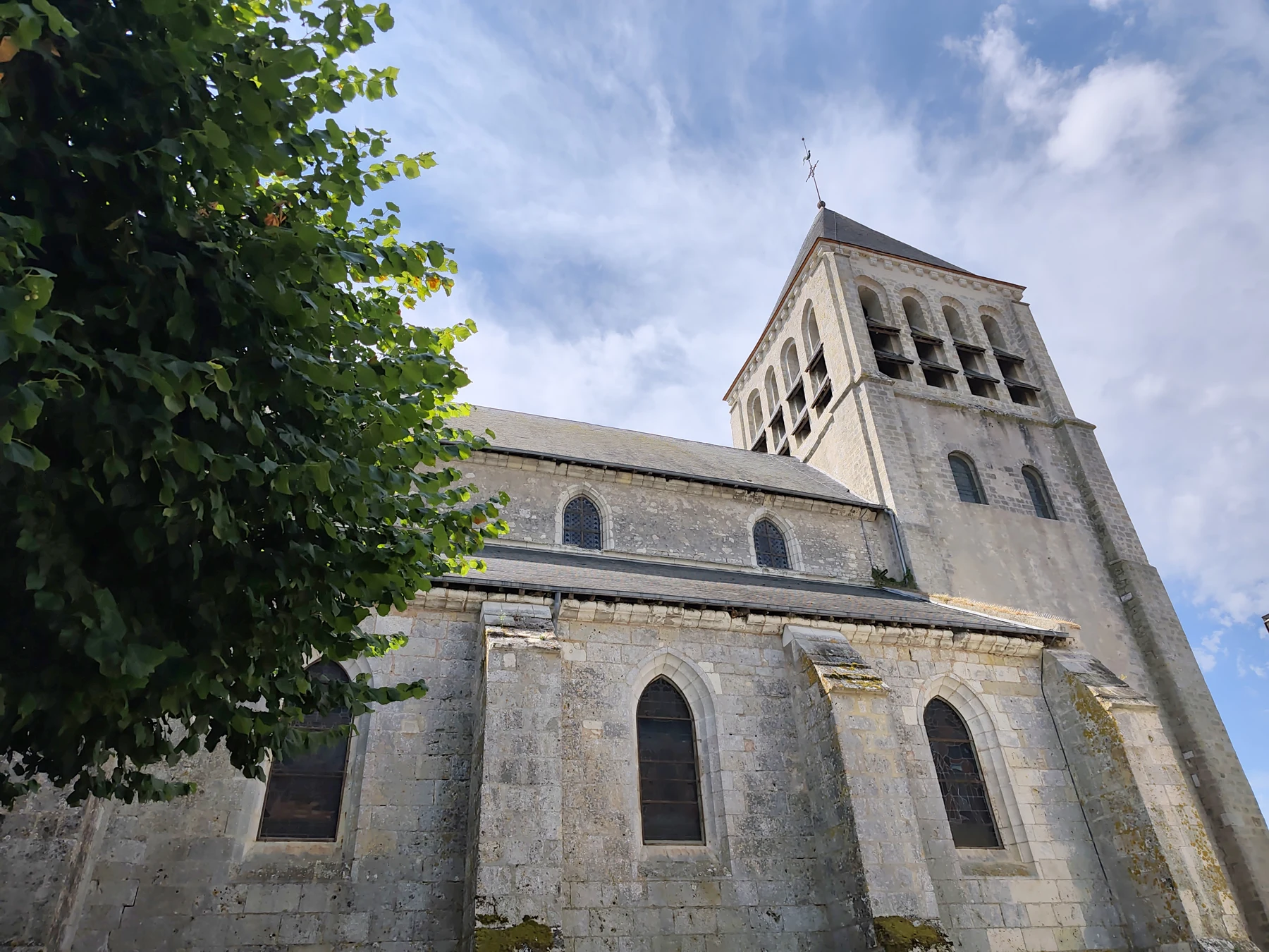 La nef et le clocher de l’église Saint-Pierre de Chécy, vus de l’extérieur.